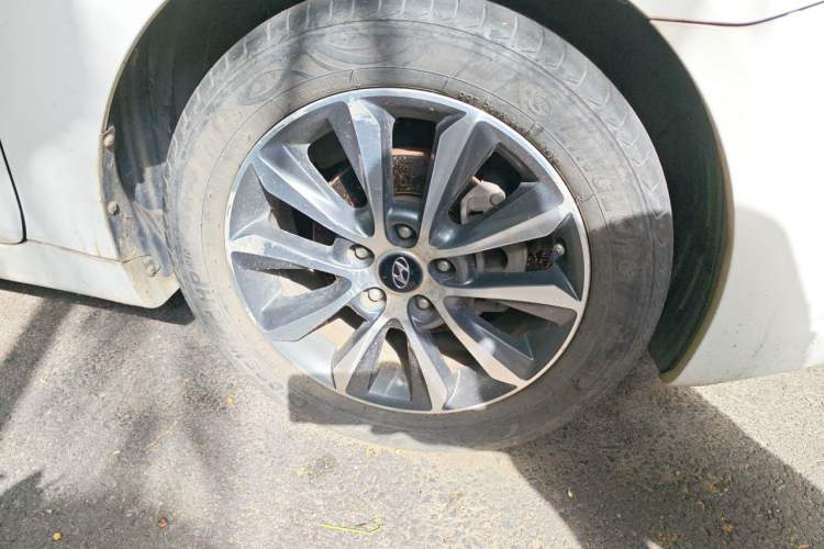 Used Hyundai Sonata 2013 2.0L Automatic Luxury Edition Right Front Wheel Hub