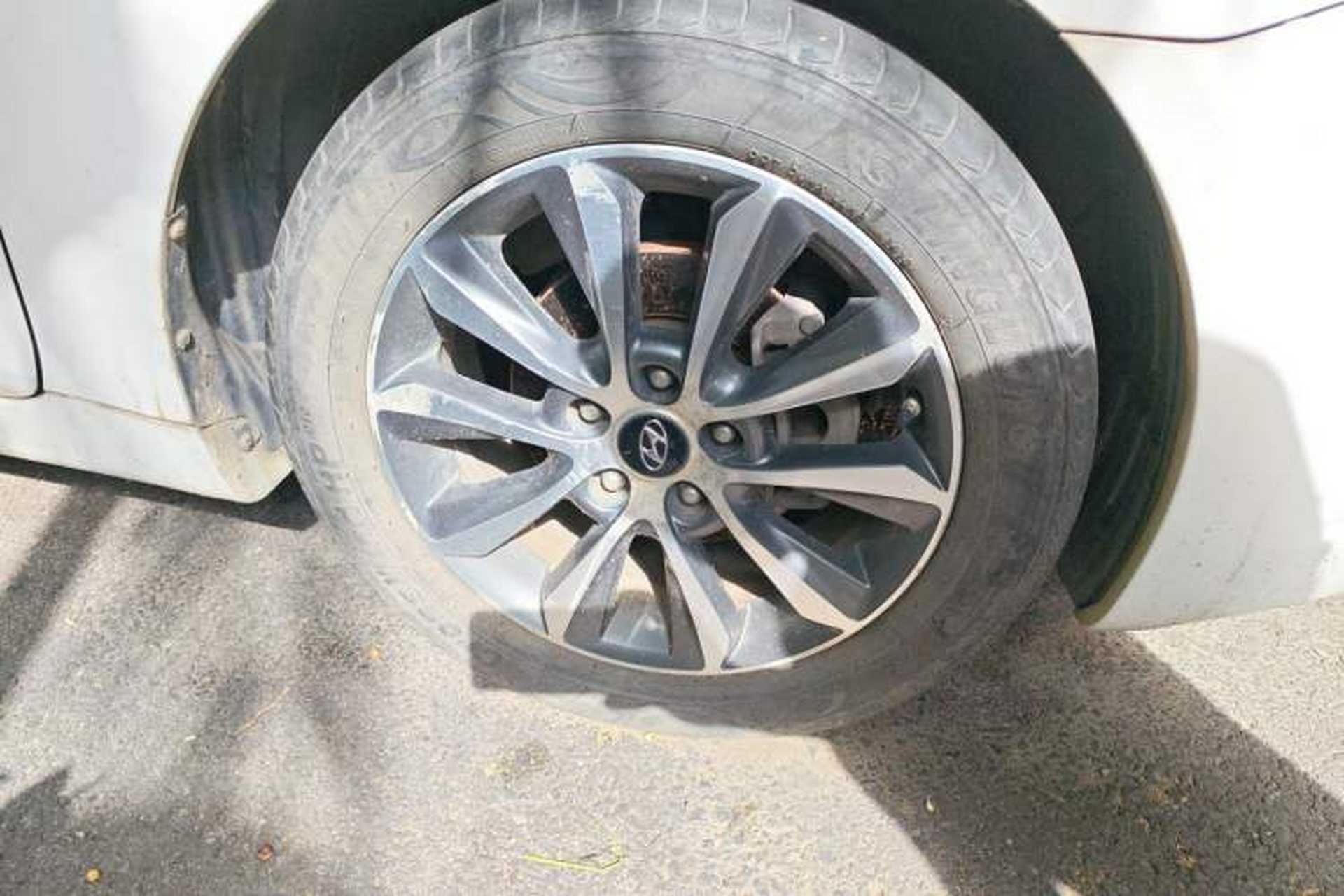 Used Hyundai Sonata 2013 2.0L Automatic Luxury Edition Right Front Wheel Hub