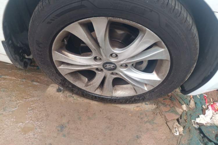Used Hyundai Sonata 2013 2.0L Automatic Luxury Edition Right Front Wheel Hub