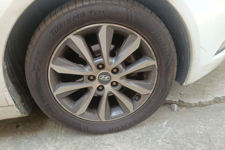 Used Hyundai Sonata 2013 2.0L Automatic Leading Edition Right Front Wheel Hub