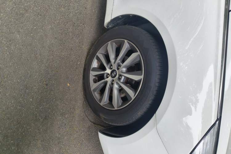 Used Hyundai Sonata 2013 2.0L Automatic Luxury Edition Right Front Wheel Hub