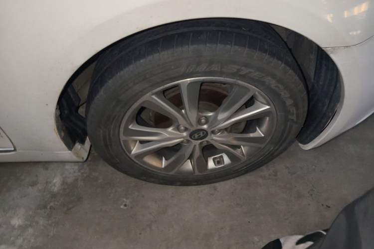Used Hyundai Sonata 2013 2.0L Automatic Luxury Edition Right Front Wheel Hub