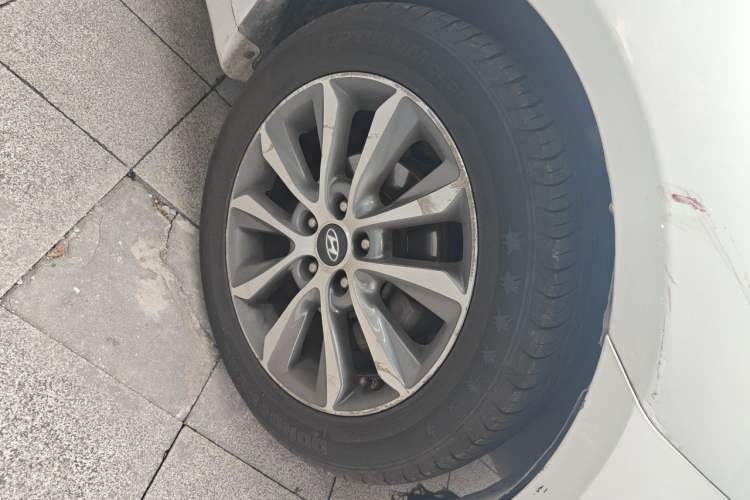 Used Hyundai Sonata 2013 2.0L Automatic Luxury Edition Right Front Wheel Hub