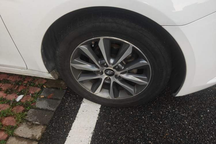 Used Hyundai Sonata 2013 2.0L Automatic Luxury Edition Right Front Wheel Hub