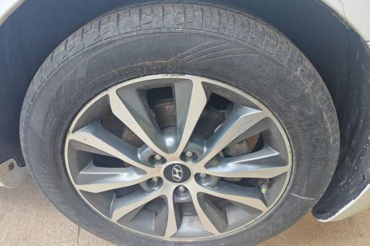 Used Hyundai Sonata 2013 2.0L Automatic Luxury Edition Right Front Wheel Hub
