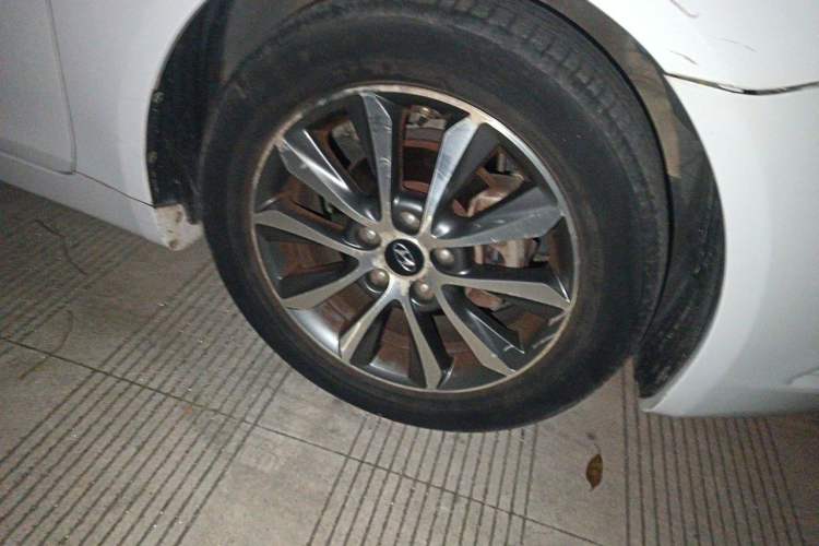 Used Hyundai Sonata 2013 2.0L Automatic Luxury Edition Right Front Wheel Hub