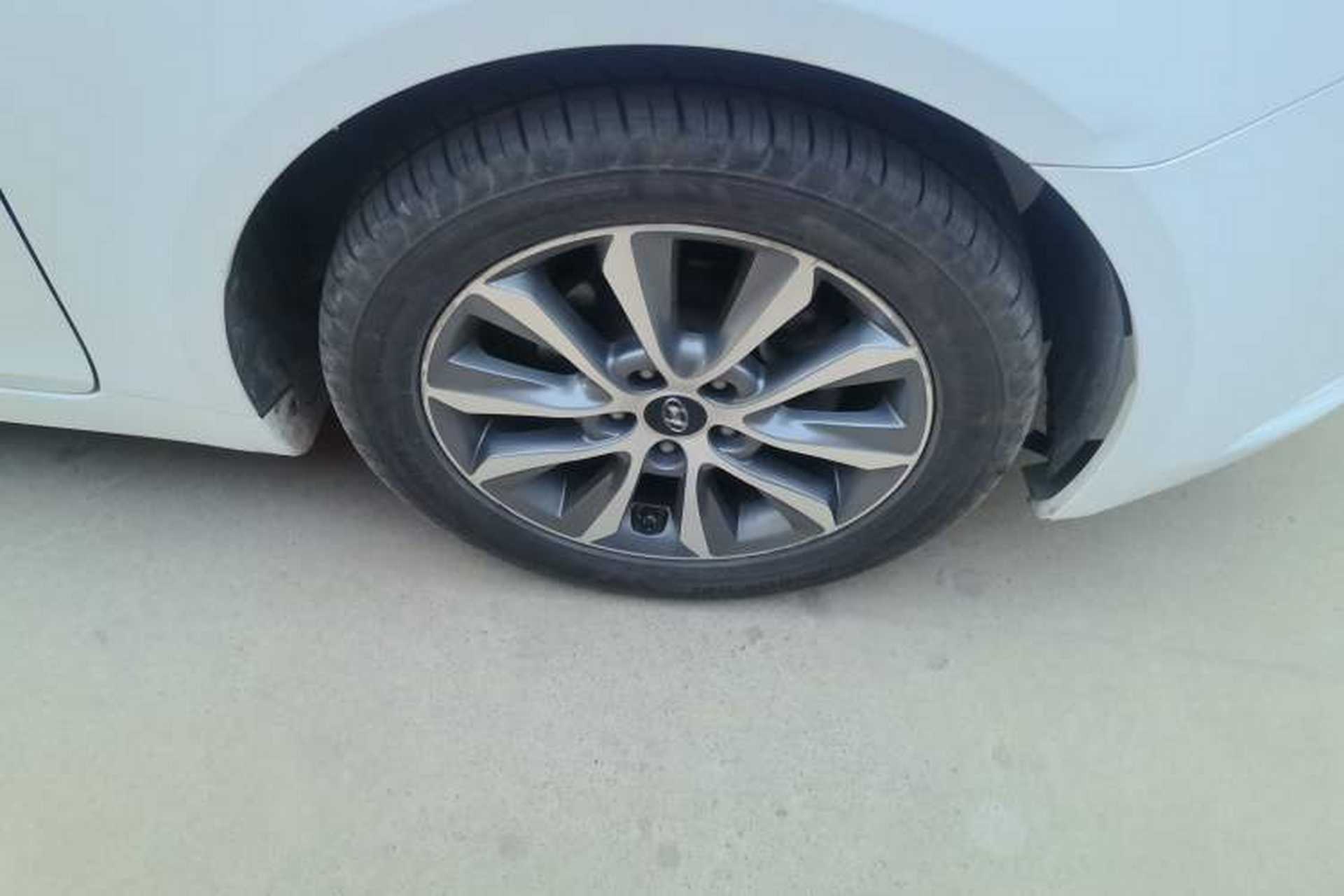 Used Hyundai Sonata 2013 2.0L Automatic Luxury Edition Right Front Wheel Hub