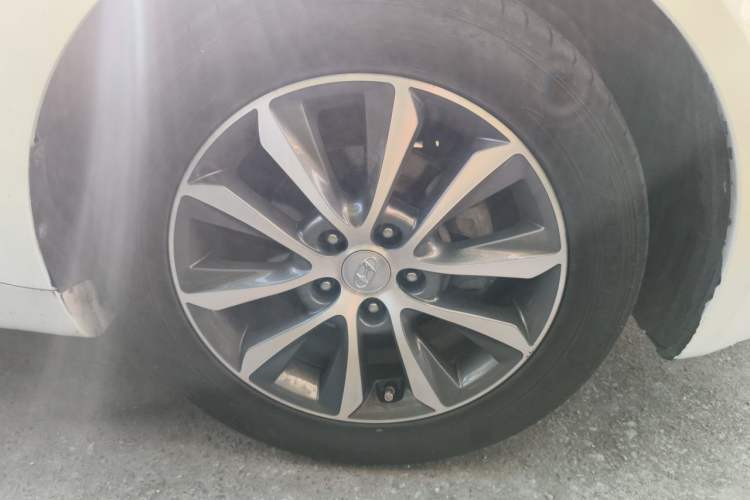Used Hyundai Sonata 2013 2.0L Automatic Leading Edition Right Front Wheel Hub