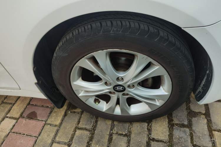 Used Hyundai Sonata 2013 2.0L Automatic Luxury Edition Right Front Wheel Hub