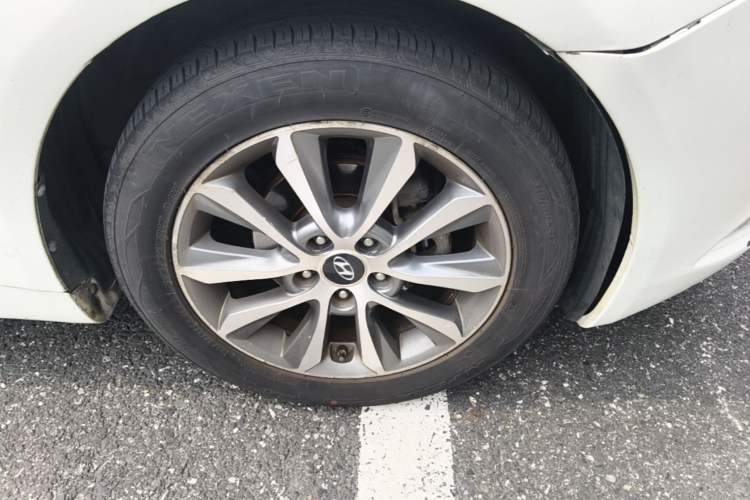 Used Hyundai Sonata 2013 2.0L Automatic Luxury Edition Right Front Wheel Hub