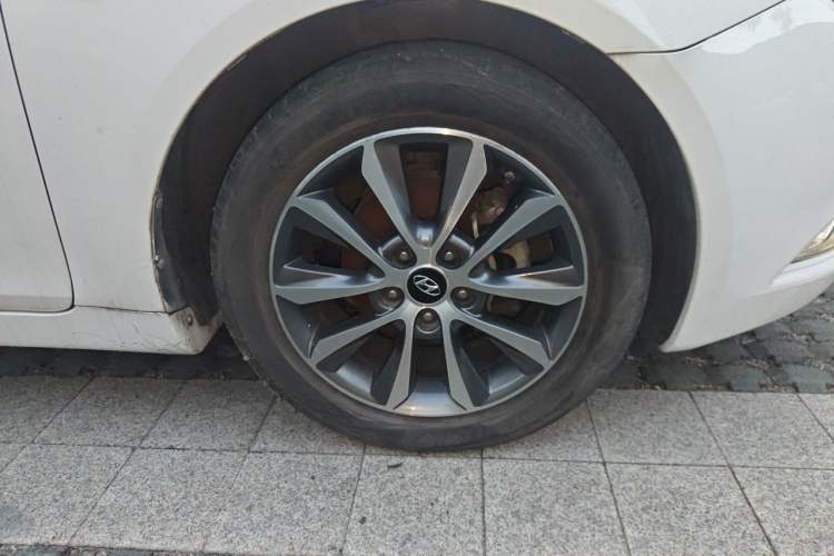 Used Hyundai Sonata 2013 2.0L Automatic Luxury Edition Right Front Wheel Hub