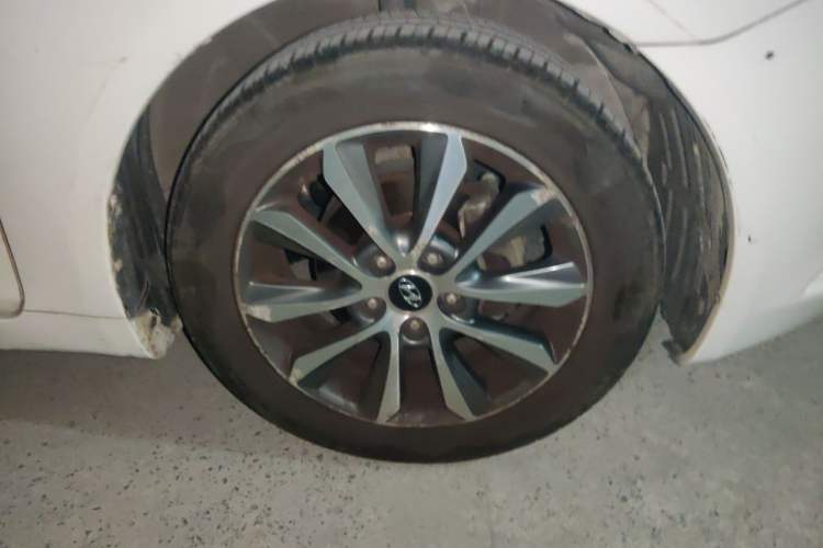 Used Hyundai Sonata 2013 2.0L Automatic Luxury Edition Right Front Wheel Hub