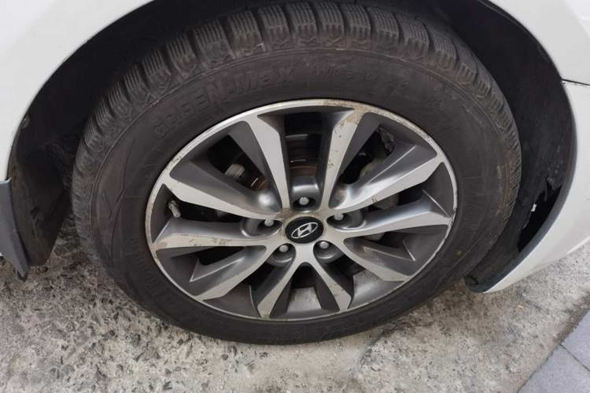 Used Hyundai Sonata 2013 2.0L Automatic Prestige Edition Right Front Wheel Hub