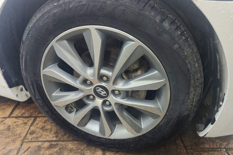 Used Hyundai Sonata 2013 2.0L Automatic Luxury Edition Right Front Wheel Hub