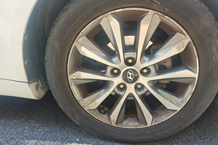 Used Hyundai Sonata 2013 2.0L Automatic Luxury Edition Right Front Wheel Hub