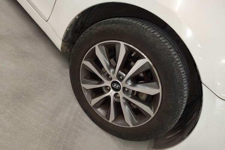 Used Hyundai Sonata 2013 2.0L Automatic Luxury Edition Right Front Wheel Hub