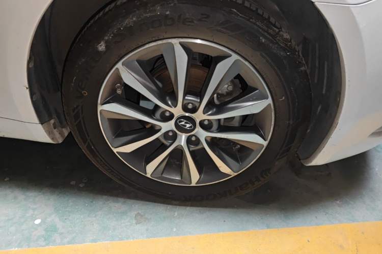 Used Hyundai Sonata 2013 2.0L Automatic Luxury Edition Right Front Wheel Hub