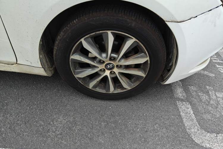 Used Hyundai Sonata 2013 2.0L Automatic Luxury Edition Right Front Wheel Hub
