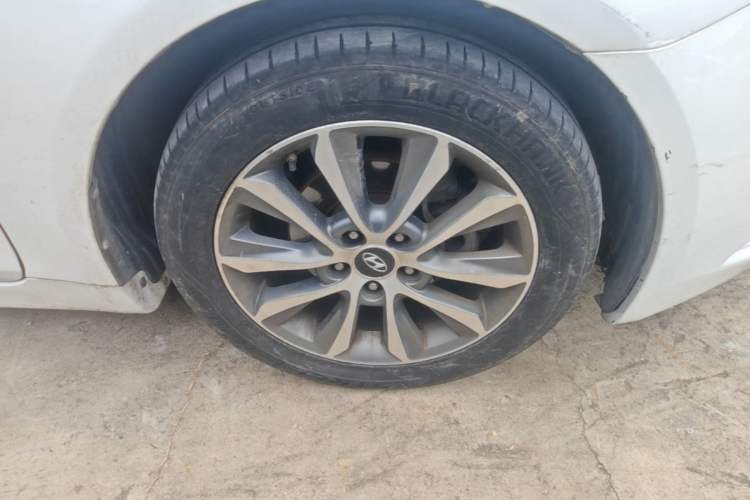 Used Hyundai Sonata 2013 2.0L Automatic Luxury Edition Right Front Wheel Hub