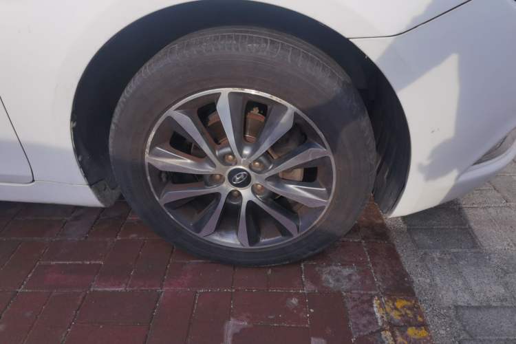 Used Hyundai Sonata 2013 2.0L Automatic Prestige Edition Right Front Wheel Hub