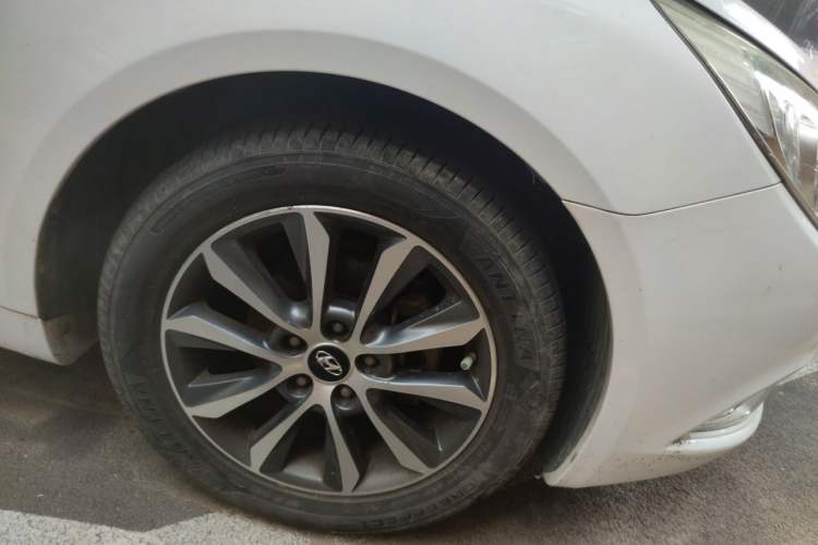 Used Hyundai Sonata 2013 2.0L Automatic Luxury Edition Right Front Wheel Hub