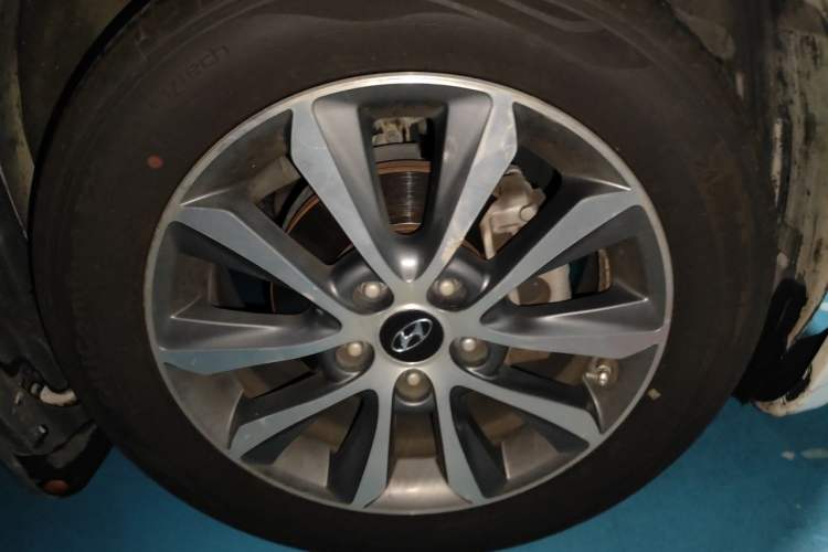 Used Hyundai Sonata 2013 2.0L Automatic Luxury Edition Right Front Wheel Hub