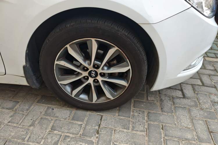 Used Hyundai Sonata 2013 2.0L Automatic Luxury Edition Right Front Wheel Hub