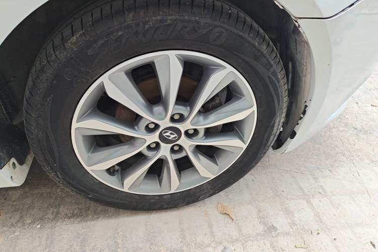 Used Hyundai Sonata 2013 2.0L Automatic Luxury Edition Right Front Wheel Hub