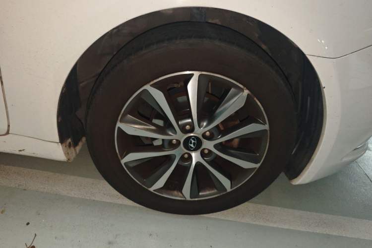 Used Hyundai Sonata 2013 2.0L Automatic Luxury Edition Right Front Wheel Hub
