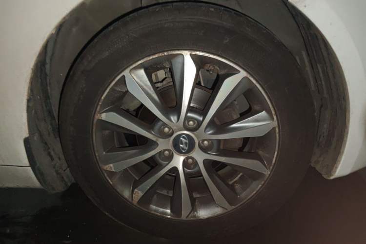 Used Hyundai Sonata 2013 2.0L Automatic Luxury Edition Right Front Wheel Hub