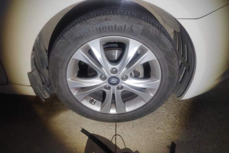 Used Hyundai Sonata 2013 2.0L Automatic Luxury Edition Right Front Wheel Hub