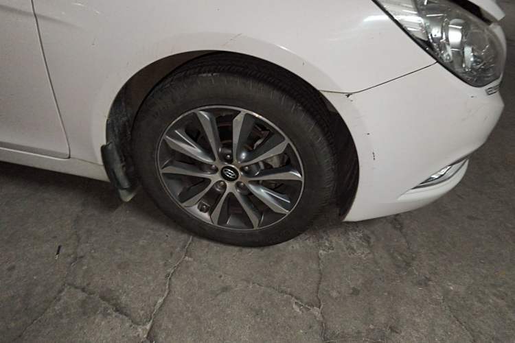 Used Hyundai Sonata 2013 2.0L Automatic Luxury Edition Right Front Wheel Hub