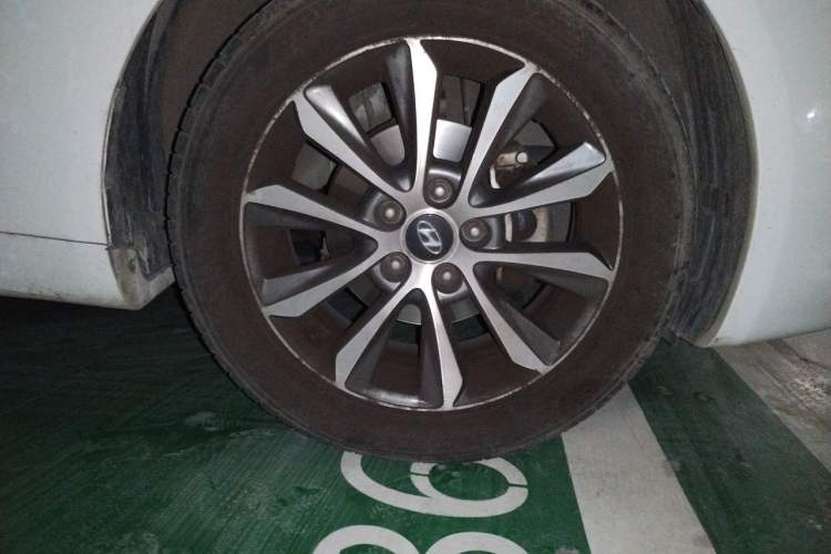 Used Hyundai Sonata 2013 2.0L Automatic Leading Edition Right Front Wheel Hub