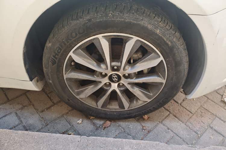 Used Hyundai Sonata 2013 2.0L Automatic Prestige Edition Right Front Wheel Hub