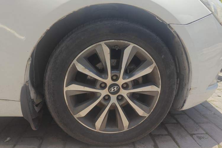 Used Hyundai Sonata 2013 2.0L Automatic Luxury Edition Right Front Wheel Hub