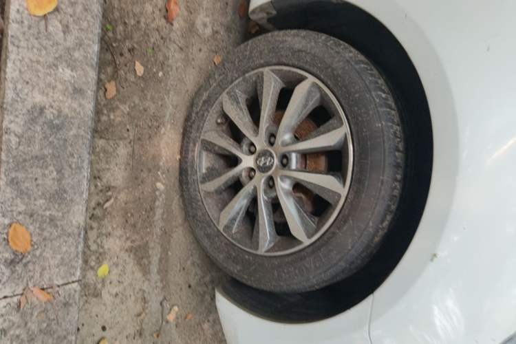 Used Hyundai Sonata 2013 2.0L Automatic Fashion Edition Right Front Wheel Hub