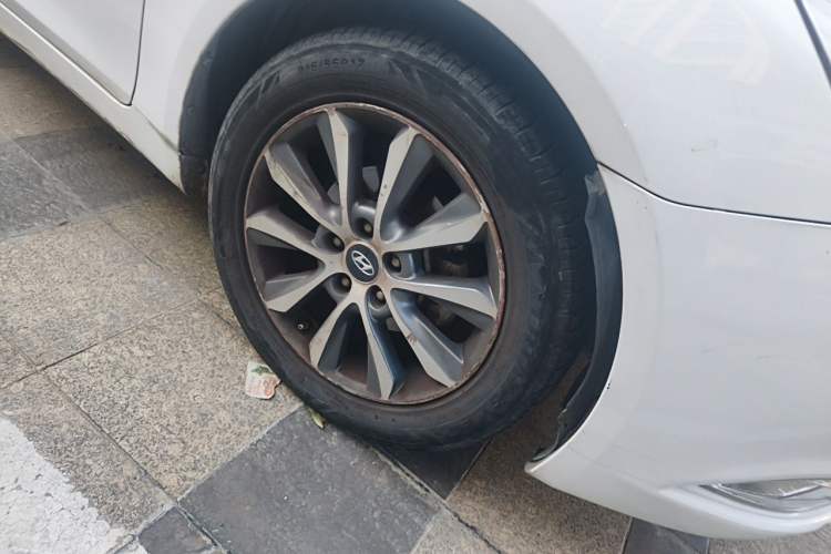 Used Hyundai Sonata 2013 2.0L Automatic Luxury Edition Right Front Wheel Hub