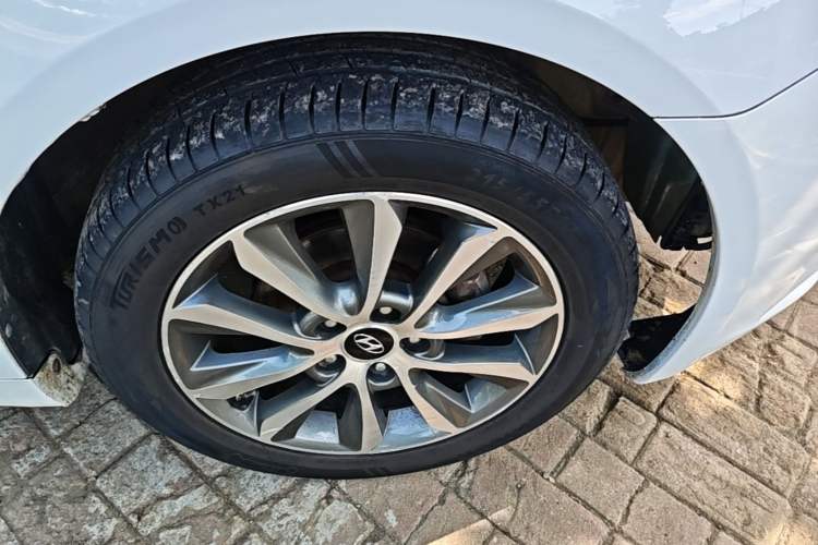 Used Hyundai Sonata 2013 2.0L Automatic Luxury Edition Right Front Wheel Hub