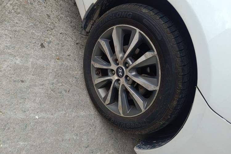 Used Hyundai Sonata 2013 2.0L Automatic Luxury Edition Right Front Wheel Hub