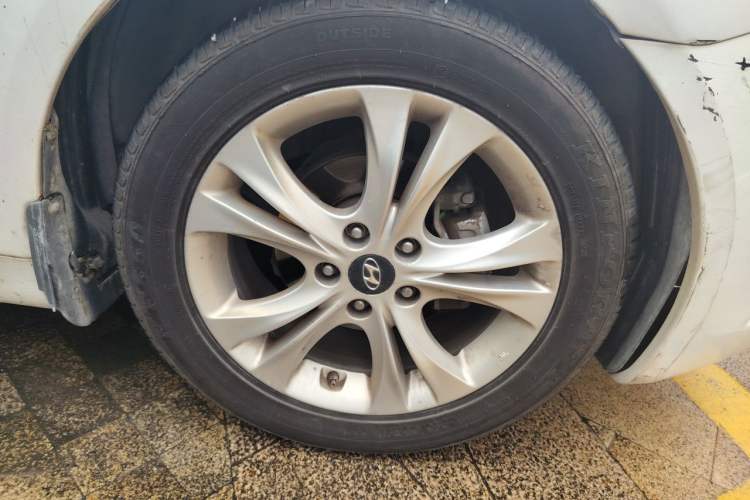 Used Hyundai Sonata 2013 2.0L Automatic Luxury Edition Right Front Wheel Hub