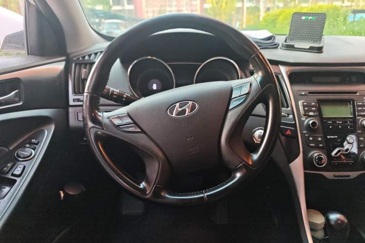 Used Hyundai Sonata 2013 2.0L Automatic Luxury Edition Steering Wheel