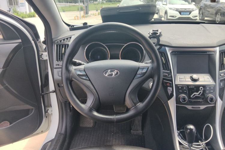 Used Hyundai Sonata 2013 2.0L Automatic Luxury Edition Steering Wheel