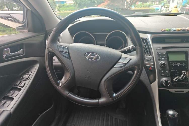 Used Hyundai Sonata 2013 2.0L Automatic Luxury Edition Steering Wheel