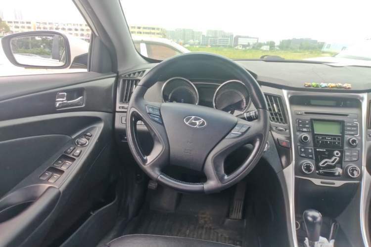 Used Hyundai Sonata 2013 2.0L Automatic Luxury Edition Steering Wheel