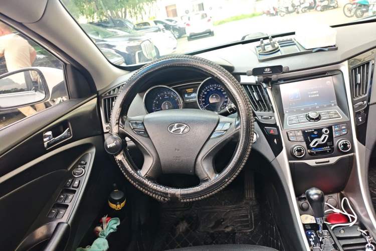 Used Hyundai Sonata 2013 2.0L Automatic Luxury Edition Steering Wheel