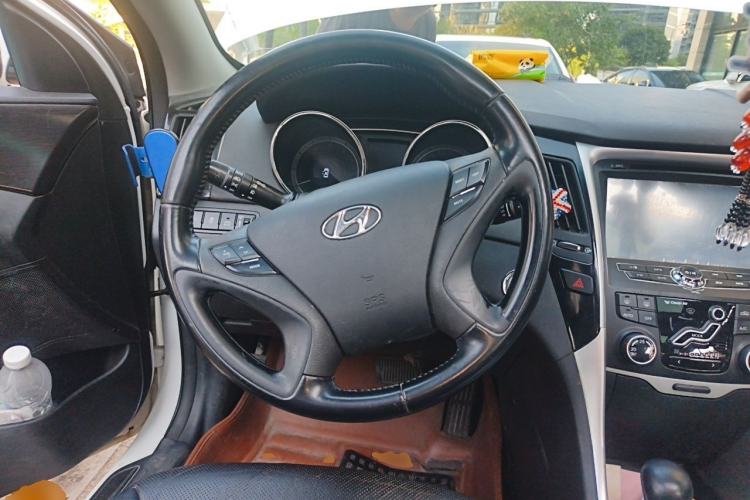 Used Hyundai Sonata 2013 2.0L Automatic Luxury Edition Steering Wheel