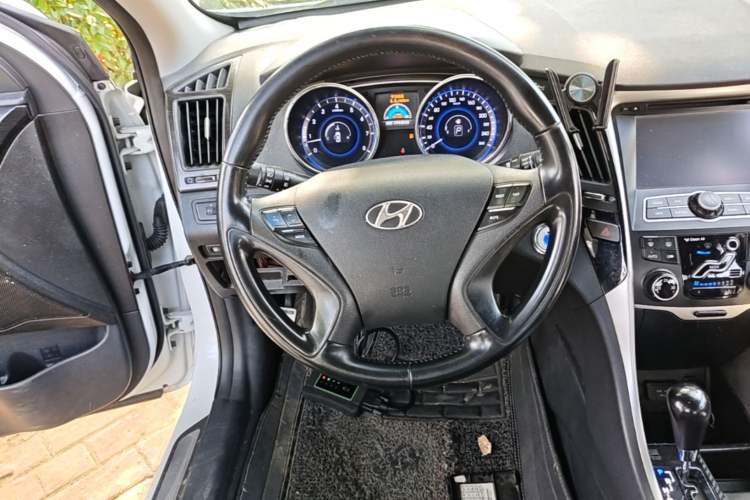 Used Hyundai Sonata 2013 2.0L Automatic Luxury Edition Steering Wheel
