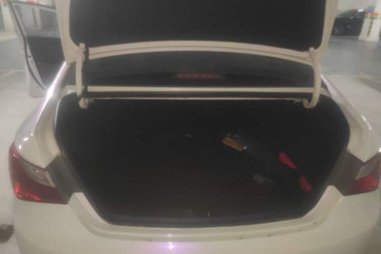 Used Hyundai Sonata 2013 2.4L Automatic Top-Grade Version China IV Standard Trunk