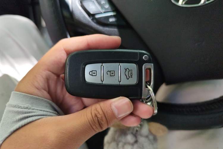 Used Hyundai Sonata 2013 2.4L Automatic Luxury Version China IV Standard Vehicle Key