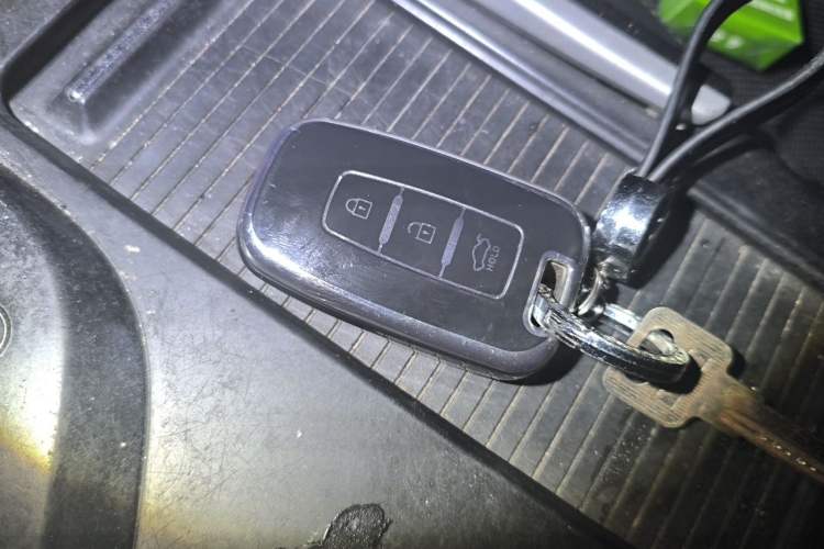 Used Hyundai Sonata 2013 2.4L Automatic Leading Edition China IV Standard Vehicle Key